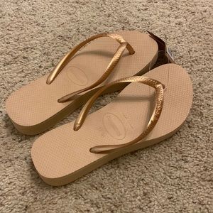 NWT Gold Platform Havaianas sandal